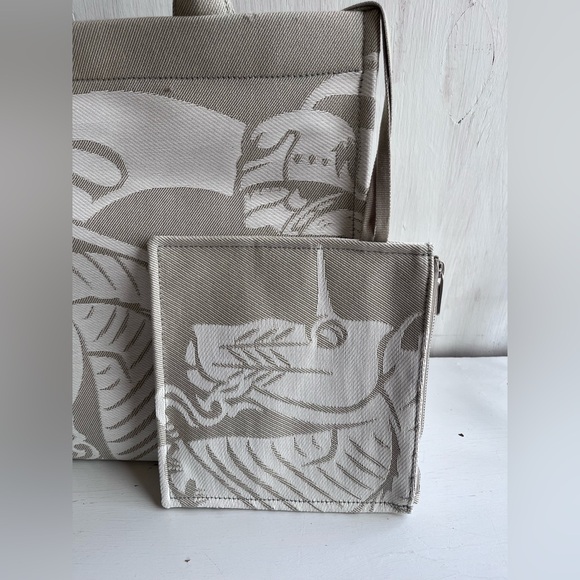 BURBERRY Canvas Tote Bag- Hunter IP Pattern - Picture 10 of 11